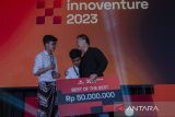 CEO PT Eigerindo MPI Christian Sarson (kanan) memberikan penghargaan pemenang kategori best of the best inovator tim eiger AAdvent saat acara penghargaan inovator petualang luar ruang Innoventure 2023 di Dusun Bambu, Kabupaten Bandung Barat, Jawa Barat, Jumat (22/9/2023). Eiger Adventure (EIGER) sebagai brand penyedia perlengkapan luar ruang asal Indonesia memberikan penghargaan kepada inovator muda dalam negeri untuk menemukan inovasi terbaik dalam dunia petualangan dalam kategori seperti ide outdoor apparel dan equipment, ide digital product dan ide marketing strategy. ANTARA FOTO/Novrian Arbi/agr