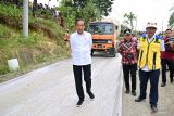 Presiden Jokowi meninjau realisasi perbaikan jalan daerah penopang IKN