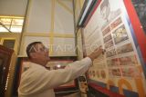 Anggota Dewan Pengawas LKBN ANTARA Mayong Suryo Laksono mengamati uang bergambar Ir Soekarno saat berkunjung ke situs cagar budaya rumah pengasingan Bung Karno di Kota Bengkulu, Provinsi Bengkulu, Jumat (22/9/2023). Kunjungan tersebut dalam rangka mengenang sejarah pengasingan Presiden pertama RI Soekarno di Bengkulu sejak tahun 1938 sampai 1942ANTARA FOTO/Muhammad Izfaldi/rwa.
