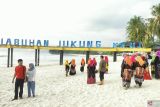 Objek wisata Pantai Labuhan Jukung dipadati wisatawan saat hari libur
