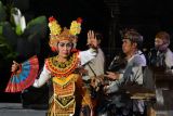 Kelompok seniman Bali menampilkan pertunjukan tari dan musik Rindik Pinggitan saat Indonesian Music Expo (IMEX) 2023 di kawasan Ubud, Gianyar, Bali, Jumat (22/9/2023). Festival musik etnis tradisional itu diselenggarakan untuk memperkenalkan kekayaan musik tradisional Nusantara ke kancah internasional dengan mengundang para pelaku musik dunia untuk menyaksikan penampilan grup musik dari berbagai daerah di Indonesia. ANTARA FOTO/Fikri Yusuf/wsj.