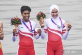 Pedayung putri Indonesia Chelsea Corputty (kiri) dan Mutiara Rahma Putri menunjukan medali usai berlomba pada final kelas Light-weight Double Scull di Fuyang Water Sports Center, Hangzhou, China, Minggu (24/9/2023). Chelsea Corputty dan Mutiara Rahma Putri meraih medali pertama bagi Indonesia yakni medali perunggu. ANTARA FOTO/Hafidz Mubarak A/wsj.