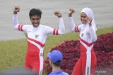 Pedayung putri Indonesia Chelsea Corputty (kiri) dan Mutiara Rahma Putri berselebrasi usai berlomba pada pada final kelas Light-weight Double Scull di Fuyang Water Sports Center, Hangzhou, China, Minggu (24/9/2023). Chelsea Corputty dan Mutiara Rahma Putri meraih medali pertama bagi Indonesia yakni medali perunggu. ANTARA FOTO/Hafidz Mubarak A/wsj.