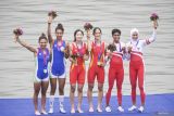 Pedayung putri Indonesia Chelsea Corputty (kedua kanan) dan Mutiara Rahma Putri (kanan) menunjukan medali usai berlomba pada final kelas Light-weight Double Scull di Fuyang Water Sports Center, Hangzhou, China, Minggu (24/9/2023). Chelsea Corputty dan Mutiara Rahma Putri meraih medali pertama bagi Indonesia yakni medali perunggu. ANTARA FOTO/Hafidz Mubarak A/wsj.