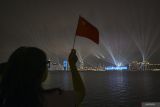 Warga menyaksikan pertunjukan laser saat upacara pembukaan Asian Games ke-19 tahun 2022 di Hangzhou, Zhejiang, China, Sabtu (23/9/2023). Ajang yang berlangsung pada 23 September hingga 8 Oktober 2023 itu diikuti atlet dari 45 negara yang memperebutkan 481 medali emas. ANTARA FOTO/M Risyal Hidayat/wsj.