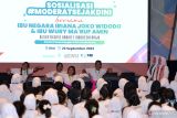 Ibu Negara Iriana Joko Widodo (kanan) menyaksikan tarian Bali yang ditampilkan peserta Sosialisasi Moderat Sejak Dini di Nusa Dua, Badung, Bali, Sabtu (23/9/2023). Kegiatan yang diikuti sekitar 600 orang pelajar lintasagama dari berbagai sekolah di Bali itu dilakukan sebagai upaya penguatan moderasi beragama kepada masyarakat khususnya generasi muda. ANTARA FOTO/Fikri Yusuf/wsj.