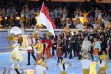Kontingen Indonesia mengikuti defile saat upacara pembukaan Asian Games 2022 di Hangzhou Olympic Sports Centre Stadium, Hangzhou, China, Sabtu (23/9/2023). Asian Games ke-19 itu digelar pada 23 September - 8 Oktober 2023 dengan memperebutkan 481 medali emas dari 61 cabang olah raga. ANTARA FOTO/Hafidz Mubarak A/wsj.