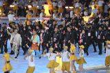 Kontingen Indonesia mengikuti defile saat upacara pembukaan Asian Games 2022 di Hangzhou Olympic Sports Centre Stadium, Hangzhou, China, Sabtu (23/9/2023). Asian Games ke-19 itu digelar pada 23 September - 8 Oktober 2023 dengan memperebutkan 481 medali emas dari 61 cabang olah raga. ANTARA FOTO/Hafidz Mubarak A/wsj.