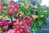 Peserta menari saat mengikuti karnaval Festival Bunga dan Buah Nusantara 2023 di jalan Pajajaran, Kota Bogor, Jawa Barat, Minggu (24/9/2023). Festival yang merupakan rangkaian kegiatan Dies Natalis ke-60 IPB University tersebut bertujuan untuk membangkitkan semangat dalam memproduksi buah dan bunga dengan varietas unggul yang ada di tanah air Indonesia. ANTARA FOTO/Arif Firmansyah/YU