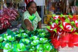  Perajin menata bunga telur di pasar Banyuwangi, Jawa Timur, Senin (25/9/2023). Bunga telur yang digunakan untuk tradisi endog-endogan oleh masyarakat Banyuwangi itu mulai banyak dijual sebagai tradisi Maulid Nabi Muhammad SAW. ANTARA Jatim/Budi Candra Setya/zk 