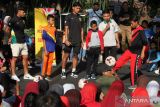 Penjaga gawang Persebaya yang juga penjaga gawang timnas putra U-20 Aditya Arya Nugraha (ketiga kiri) bersama pesepak bola Persebaya Riswan Lauhin (kiri) memberikan coaching clinic kepada  sejumlah pelajar saat Hari Bebas Kendaran Bermotor di Jalan Darmo, Surabaya, Jawa Timur, Minggu (24/9/2023). Kehadiran kedua pesepak bola dengan mengajak pelajar bermain bola di tempat itu merupakan rangkaian kegiatan untuk menyambut serta menyemarakkan Piala Dunia U-17 2023. ANTARA Jatim/Didik Suhartono/zk 