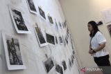 Pengunjung melihat foto yang dipajang dalam Pameran Satu Tahun Tragedi Kanjuruhan di Galeri Seni Rupa, Fakultas Ilmu Budaya, Universitas Brawijaya, Malang, Jawa Timur, Senin (25/9/2023). Pameran untuk mengenang 135 korban jiwa dari peristiwa tragedi Kanjuruhan tersebut diadakan selama lima hari  dengan menampilkan 52 karya yang terdiri dari lukisan, fotografi serta poster. ANTARA Jatim/Ari Bowo Sucipto/zk 