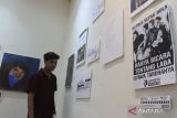 Pengunjung melihat karya poster yang dipajang dalam Pameran Satu Tahun Tragedi Kanjuruhan di Galeri Seni Rupa, Fakultas Ilmu Budaya, Universitas Brawijaya, Malang, Jawa Timur, Senin (25/9/2023). Pameran untuk mengenang 135 korban jiwa dari peristiwa tragedi Kanjuruhan tersebut diadakan selama lima hari  dengan menampilkan 52 karya yang terdiri dari lukisan, fotografi serta poster. ANTARA Jatim/Ari Bowo Sucipto/zk 