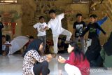 Anak-anak berlatih menari di rumah bambu papring, Kalipuro, Banyuwangi, Jawa Timur, Minggu (24/9/2023). Melalui kegiatan permainan tradisional dan seni budaya yang menjadi kurikulum sekolah adat kampung Batara itu menjadi upaya mendidik karakter anak serta agar tidak kecanduan gawai. ANTARA Jatim/Budi Candra Setya/zk 