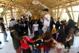  Anak-anak bermain di rumah bambu papring, Kalipuro, Banyuwangi, Jawa Timur, Minggu (24/9/2023). Melalui kegiatan permainan tradisional dan seni budaya yang menjadi kurikulum sekolah adat kampung Batara itu menjadi upaya mendidik karakter anak serta agar tidak kecanduan gawai. ANTARA Jatim/Budi Candra Setya/zk 