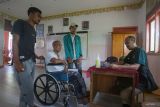 Petugas medis memeriksa seorang warga yang menderita stroke saat acara pengobatan massal di SD Negeri Bayu, Desa Bayu, Kecamatan Seulimeum, Kabupaten Aceh Besar, Aceh, Minggu (24/9/2023). Mahasiswa Fakultas Keperawatan Universitas Syiah Kuala (USK) bekerjasama dengan Dinas Kesehatan Aceh menyelenggarakan pengobatan massal yang menyasar sekitar 250 warga dalam upaya untuk mendekatkan pelayanan kesehatan bagi masyarakat desa pedalaman di Provinsi Aceh. ANTARA/Khalis Surry