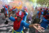 Sejumlah guru menari bersama saat peringatan Hut ke-18 Himpunan Pendidik dan Tenaga Kependididikan Anak Usia Dini Indonesia (Himpaudi) di Kediri, Jawa Timur, Sabtu (23/9/2023). Kegiatan berkumpulnya guru Pendidikan Anak Usia Dini (PAUD) se-Kabupaten Kediri tersebut sebagai sarana meningkatkan kompetensi guru melalui pendekatan kurikulum merdeka belajar sekaligus memperingati Hut ke-18 Himpaudi. ANTARA Jatim/Prasetia Fauzani/zk