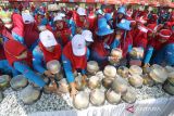 Sejumlah guru mengambil seribu tumpeng yang disiapkan oleh panitia saat peringatan Hut ke-18 Himpunan Pendidik dan Tenaga Kependididikan Anak Usia Dini Indonesia (Himpaudi) di Kediri, Jawa Timur, Sabtu (23/9/2023). Kegiatan berkumpulnya guru Pendidikan Anak Usia Dini (PAUD) se-Kabupaten Kediri tersebut sebagai sarana meningkatkan kompetensi guru melalui pendekatan kurikulum merdeka belajar sekaligus memperingati Hut ke-18 Himpaudi. ANTARA Jatim/Prasetia Fauzani/zk