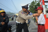 Polisi bujuk pelajar SD ikut ujian