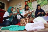 Ibu-ibu lanjut usia (lansia) membuat kerajinan tas dari bahan limbah plastik kresek di Kelurahan Kaliwungu, Kabupaten Jombang, Jawa Timur, Senin (25/9/2023). Kegiatan itu sebagai bentuk kepedulian lansia untuk menyelamatkan lingkungan dengan mengumpulkan sampah plastik serta mengubahnya menjadi kerajinan bernilai ekonomis yang dijual ke masyarakat sekitar dengan harga mulai Rp20 ribu sampai Rp50 ribu. ANTARA Jatim/Syaiful Arif/zk