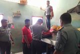 Petugas Lapas Talu Pasaman Barat geledah kamar hunian dan tes urine warga binaan