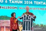 Ganjar diberi jersey MU nomor 8 oleh kades se-Indonesia