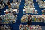 Pengunjung memilih buku yang dijual pada Liga Buku Jabar di Gor Saparua, Bandung, Jawa Barat, Senin (25/9/2023). Liga Buku Jabar yang menyediakan berbagai buku dari 50 penerbit dengan total lebih dari 3.000 judul buku tersebut digelar dalam rangka meningkatkan minat baca masyarakat. ANTARA FOTO/Raisan Al Farisi/agr