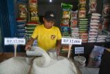 Pedagang menakar beras jenis medium yang dijual di Pasar Jambu Dua, Kota Bogor, Jawa Barat, Selasa (26/9/2023). BPS mencatat jumlah kabupaten/kota yang mengalami kenaikan harga beras pada pekan ketiga September 2023 mencapai 284 kabupaten/kota dengan harga beras naik dari Rp12.930 per kilogram menjadi Rp13.160 per kilogram untuk jenis medium dan Rp14.570 per kilogram menjadi Rp14.760 per kilogram untuk jenis premium. ANTARA FOTO/Arif Firmansyah/hp.