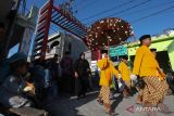 Umat Islam melakukan kirab di kawasan Cumpat, Surabaya, Jawa Timur, Rabu (27/9/2023). Kirab yang dilakukan ratusan warga kampung nelayan tersebut untuk memperingati Maulid Nabi Muhammad SAW. ANTARA Jatim/Didik Suhartono/zk 