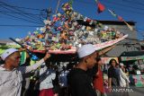 Umat Islam melakukan kirab di kawasan Cumpat, Surabaya, Jawa Timur, Rabu (27/9/2023). Kirab yang dilakukan ratusan warga kampung nelayan tersebut untuk memperingati Maulid Nabi Muhammad SAW. ANTARA Jatim/Didik Suhartono/zk