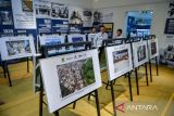 Pengunjung mengamati karya foto pada Pameran Foto Kota Bandung dan Kisahnya di Museum Kota Bandung, Jawa Barat, Rabu (27/9/2023). Pameran foto yang diadakan oleh Wartawan Foto Bandung dalam rangka HUT ke-213 Kota Bandung tersebut menampilkan 57 karya dari 21 peserta. ANTARA FOTO/Raisan Al Farisi/agr