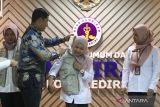 Wali Kota Kediri Abdullah Abu Bakar (kedua kiri) memakaikan rompi kepada tenaga kesehatan saat peluncuran Pelayanan Eksekutif Home care (PEH) di Rumah Sakit Umum Daerah (RSUD) Gambiran, Kota Kediri, Jawa Timur, Rabu (27/9/2023). RSUD Gambiran membuka pelayanan eksekutif homrcare yang dilakukan oleh tenaga medis di rumah pasien sebagai upaya mempermudah masyarakat mendapatkan layanan kesehatan tanpa harus pergi ke rumah sakit. ANTARA Jatim/Prasetia Fauzani/zk