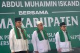 Bakal calon presiden Anies Rasyid Baswedan (kiri), didampingi Pengasuh pondok pesantren KH Muhyiddin Abdusshomad (tengah) dan bakal calon wakil presiden Muhaimin Iskandar (kanan) menyanyikan lagu Indonesia Raya saat mengunjungi Pondok Pesantren Nurul Islam, Sumbersari, Jember, Jawa Timur, Kamis (28/9/2023). Kunjungan pasangan bakal calon presiden Anies Rasyid Baswedan dan bakal calon wakil presiden Muhaimin Iskandar (AMIN) tersebut untuk bersilaturahmi ke sejumlah kiai di Jawa Timur dalam pemenangan Pemilihan Presiden 2024. ANTARA Jatim/Seno/zk 