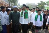 Bakal calon presiden Anies Rasyid Baswedan (tengah), Bakal Calon Wakil Presiden Muhaimin Iskandar (kedua kanan) saat mengunjungi Pondok Pesantren Nurul Islam, Sumbersari, Jember, Jawa Timur, Kamis (28/9/2023). Kunjungan pasangan bakal calon presiden Anies Rasyid Baswedan dan bakal calon wakil presiden Muhaimin Iskandar (AMIN) tersebut untuk bersilaturahmi ke sejumlah kiai di Jawa Timur dalam pemenangan Pemilihan Presiden 2024. ANTARA Jatim/Seno/ZK 