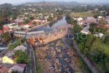 Foto udara aliran air Sungai CIliwung yang menyusut di Katulampa, Bogor, Jawa Barat, Rabu (27/9/2023). Debit air Sungai Ciliwung mengalami penurunan drastis akibat musim kemarau. ANTARA FOTO/Yulius Satria Wijaya/tom,.
