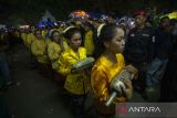 Abdi dalem membawa pusaka saat tradisi Panjang Jimat di Keraton Kanoman, Cirebon, Jawa Barat, Kamis (28/9/2023). Tradisi Panjang Jimat tersebut digelar Keraton Kanoman untuk memperingati Maulid Nabi Muhammad SAW. ANTARA FOTO/Dedhez Anggara/agr
