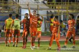 Pesepak bola Persiraja Ricardo Pires (tengah) selebrasi bersama rekannya usai mencetak gol ke gawang Sada Sumut FC saat pertandingan Pegadaian Liga 2 di Stadion Harapan Bangsa, Banda Aceh, Aceh, Sabtu (30/9/2023). Pertandingan lanjutan Pegadaian Liga 2 Indonesia 2023 antara Persiraja Banda Aceh melawan Sada Sumut FC itu berakhir dengan skor 1-0 dengan kemenangan Persiraja Banda Aceh. ANTARA/Khalis Surry