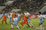 Para pesepak bola dari Persiraja dan Sada Sumut FC menunggu bola dari tendangan sudut saat pertandingan Pegadaian Liga 2 di Stadion Harapan Bangsa, Banda Aceh, Aceh, Sabtu (30/9/2023). Pertandingan lanjutan Pegadaian Liga 2 Indonesia 2023 antara Persiraja Banda Aceh melawan Sada Sumut FC itu berakhir dengan skor 1-0 dengan kemenangan Persiraja Banda Aceh. ANTARA/Khalis Surry