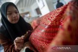 Perajin melakukan proses pembuatan Batik Komar di Bandung, Jawa Barat, Senin (2/10/2023). Menurut data Kementerian Perindustrian nilai ekspor batik dan produk batik dari Januari - April 2023 mencapai US$26,7 juta dan Pemerintah menargetkan untuk mencapai US$100 juta pada akhir tahun 2023. ANTARA FOTO/M Agung Rajasa/agr