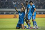 Pesepak bola Persib Bandung David DA Silva (kiri) melakukan selebrasi seusai mencetak gol ke gawang Persita saat pertandingan BRI Liga 1 di Stadion Gelora Bandung Lautan Api, Bandung, Jawa Barat, Minggu (1/10/2023). Persib Bandung menang atas Persita dengan skor 5 - 0. ANTARA FOTO/M Agung Rajasa/agr