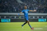 Pesepak bola Persib Bandung David DA Silva melakukan selebrasi seusai mencetak gol ke gawang Persita saat pertandingan BRI Liga 1 di Stadion Gelora Bandung Lautan Api, Bandung, Jawa Barat, Minggu (1/10/2023). Persib Bandung menang atas Persita dengan skor 5 - 0. ANTARA FOTO/M Agung Rajasa/agr