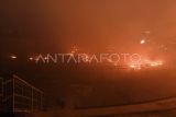 Api membakar rumput lapangan di Stadion Kanjuruhan, Malang, Jawa Timur, Minggu (1/10/2023). Dua unit mobil PMK Pemkab Malang dikerahkan untuk menangani kebakaran yang terjadi setelah aksi peringatan satu tahun Tragedi Kanjuruhan tersebut. ANTARA FOTO/Irfan Sumanjaya/rwa.
