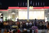 Presiden Joko Widodo menyampaikan sambutannya dalam acara Istana Berbatik di depan Istana Merdeka, Jakarta, Minggu (1/10/2023). Perhelatan yang melibatkan 500 orang dalam peragaan busana batik mulai dari pejabat negara, petinggi kementerian/lembaga dan BUMN, perwakilan kerajaan-kerajaan nusantara hingga para duta besar tersebut untuk memperingati Hari Batik Nasional yang diperingati setiap 2 Oktober. ANTARA FOTO/Sigid Kurniawan/wsj.