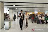 Peragaan  busana batik hibur penumpang di Bandara Adi Soemarmo