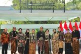 Hari Batik Nasional, Direksi PLN tampilkan perpaduan busana batik Solo dan Yogyakarta di Istana