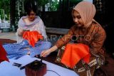 Dua peminat fesyen belajar membuat batik tulis dalam kegiatan Pontianak Ngulik Batik di Rumah Jepin, Pontianak, Kalimantan Barat, Senin (2/10/2023). Kegiatan yang digelar Jepin Fashion Runaway (JFR) bersama seniman batik Singkawang Priska Yeniriatno tersebut dalam rangka memperingati Hari Batik Nasional sekaligus mengenalkan proses pembuatan batik tulis secara singkat. ANTARA FOTO/Jessica Wuysang/tom.