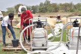 Petugas Palang Merah Indonesia (PMI) mengoperasikan instalasi Water Sanitation Hygiene Promotion (WASH)di Posko Pengolahan Air bersih dan siap minum di Desa Sirnajaya, Serang Baru, Kabupaten Bekasi, Jawa Barat, Senin (2/10/2023). Posko pengolahah air bersih tersebut menggunakan WASH untuk sistem penyulingan dengan memanfaatkan sumber air dari Telaga Hejo, sementara total air yang sudah didistribusikan ke warga yang terdampak kekeringan sebanyak 700.230 liter air. ANTARA FOTO/Fakhri Hermansyah/tom.
