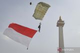 Serka Iswanto dari Denmatra 2 Kopasgat melakukan terjun payung dengan membawa bendera Merah Putih raksasa dalam gladi bersih Hari Ulang Tahun (HUT) ke-78 Tentara Nasional Indonesia (TNI) di Lapangan Silang Monumen Nasional (Monas), Gambir, Jakarta Pusat, Selasa (3/10/2023). Gladi bersih yang diikuti 4.630 personel dan 130 alutsista dari tiga matra TNI tersebut digelar untuk persiapan HUT TNI pada Kamis (5/10). ANTARA FOTO/Aditya Pradana Putra/wsj.
