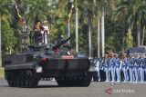 Pemeran Presiden Joko Widodo (tengah) dan pemeran Panglima TNI Laksamana Yudo Margono (kanan) menginspeksi pasukan dengan kendaraan tank dalam gladi bersih Hari Ulang Tahun (HUT) ke-78 Tentara Nasional Indonesia (TNI) di Lapangan Silang Monumen Nasional (Monas), Gambir, Jakarta Pusat, Selasa (3/10/2023). Gladi bersih yang diikuti 4.630 personel dan 130 alutsista dari tiga matra TNI tersebut digelar untuk persiapan HUT TNI pada Kamis (5/10). ANTARA FOTO/Aditya Pradana Putra/wsj.