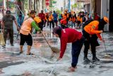 Relawan  gotong royong bersihkan trotoar MEC dan Kirab Ruwat Bumi